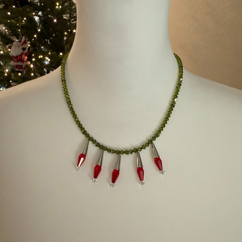 TOUCHSTONE CRYSTAL GREEN AND RED CRYSTAL NECKLACE SIZE 16" - NWT (531)